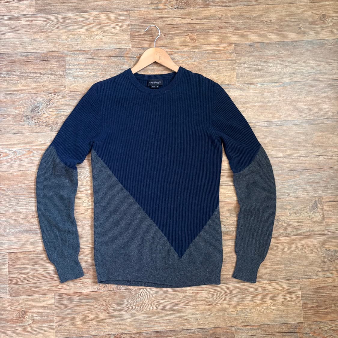 질스튜어트 S 슬림 실루엣 투톤 그레이 니트 입체적인 디테일 상품이미지5