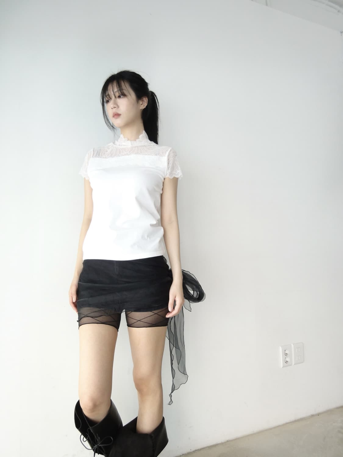 Neck lace detail top / white 상품이미지1