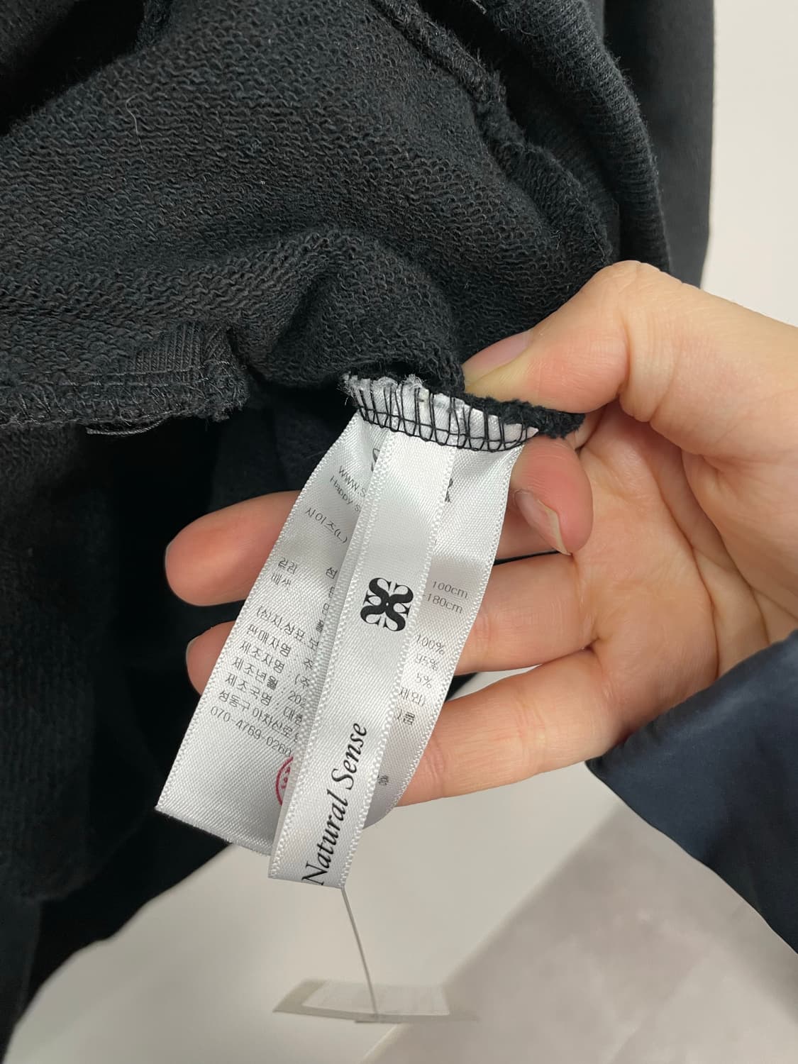 세터 리벳 아플리케 포켓 로고 블랙 후드티 H1931 상품이미지6