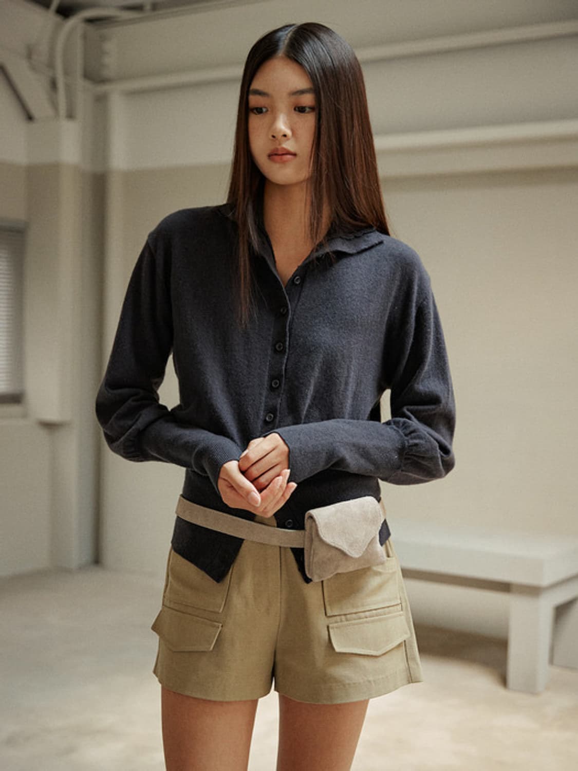 아우로 PUFF BUTTON CARDIGAN 차콜 상품이미지2