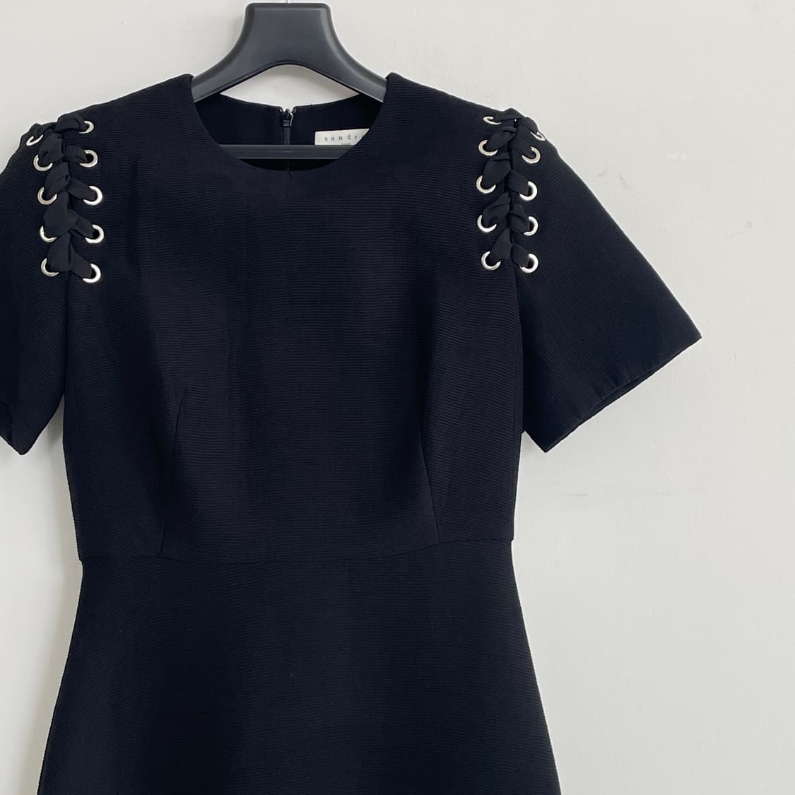 산드로 34,XS 레이스업 디테일 블랙 미디 원피스 상품이미지2