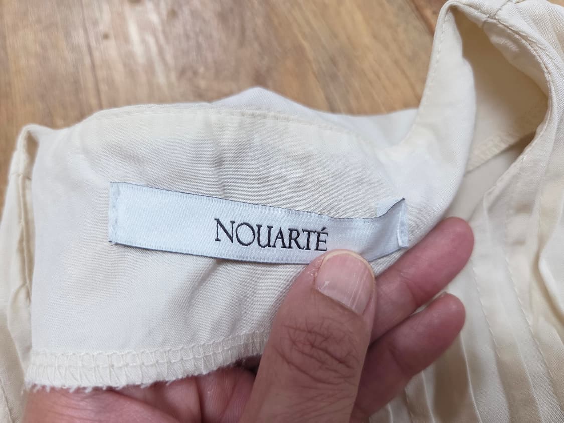 누아르테(NOUARTE) 모리아 플리티드 버튼 블라우스 55-66 상품이미지8