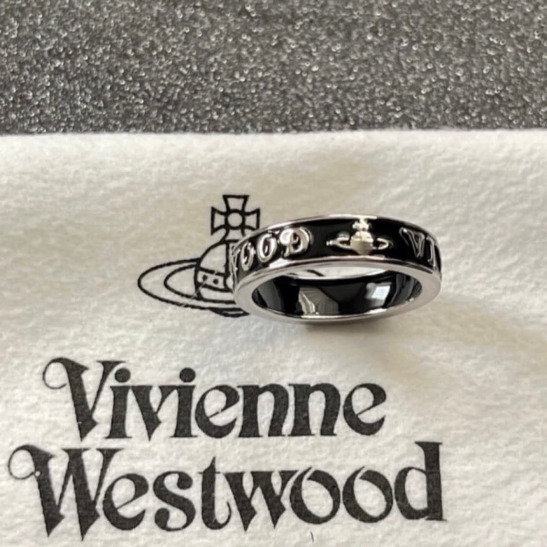 비비안웨스트우드 아카이브 레터링 orb로고 각인 블랙실버링 반지 상품이미지2