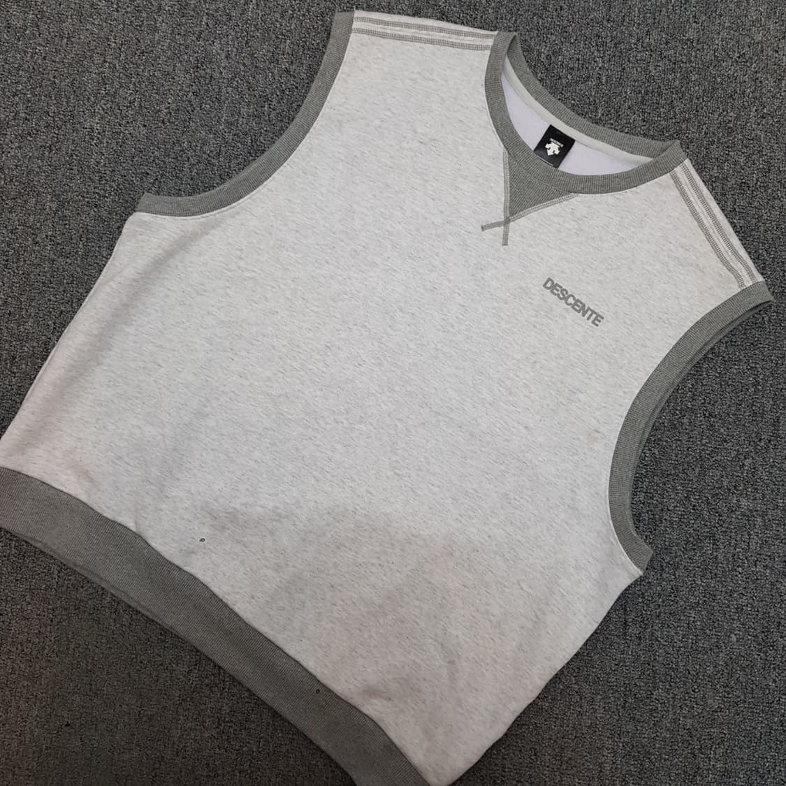 데상트 그레이 기모 조끼  상품이미지1