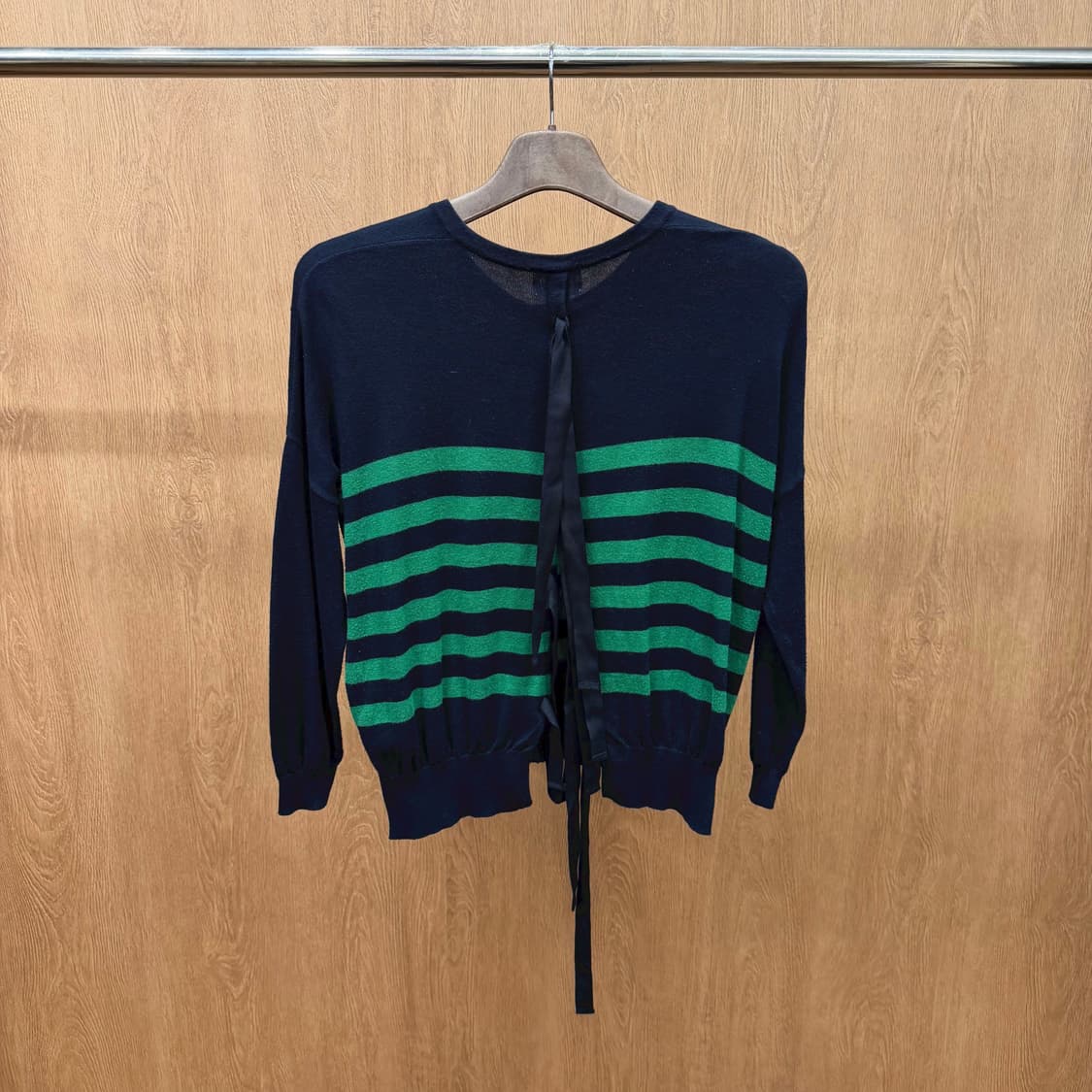 랑방 온 블루 스트라이프 니트 가디건 백 리본 타이 디테일 네이비 그린 상품이미지3