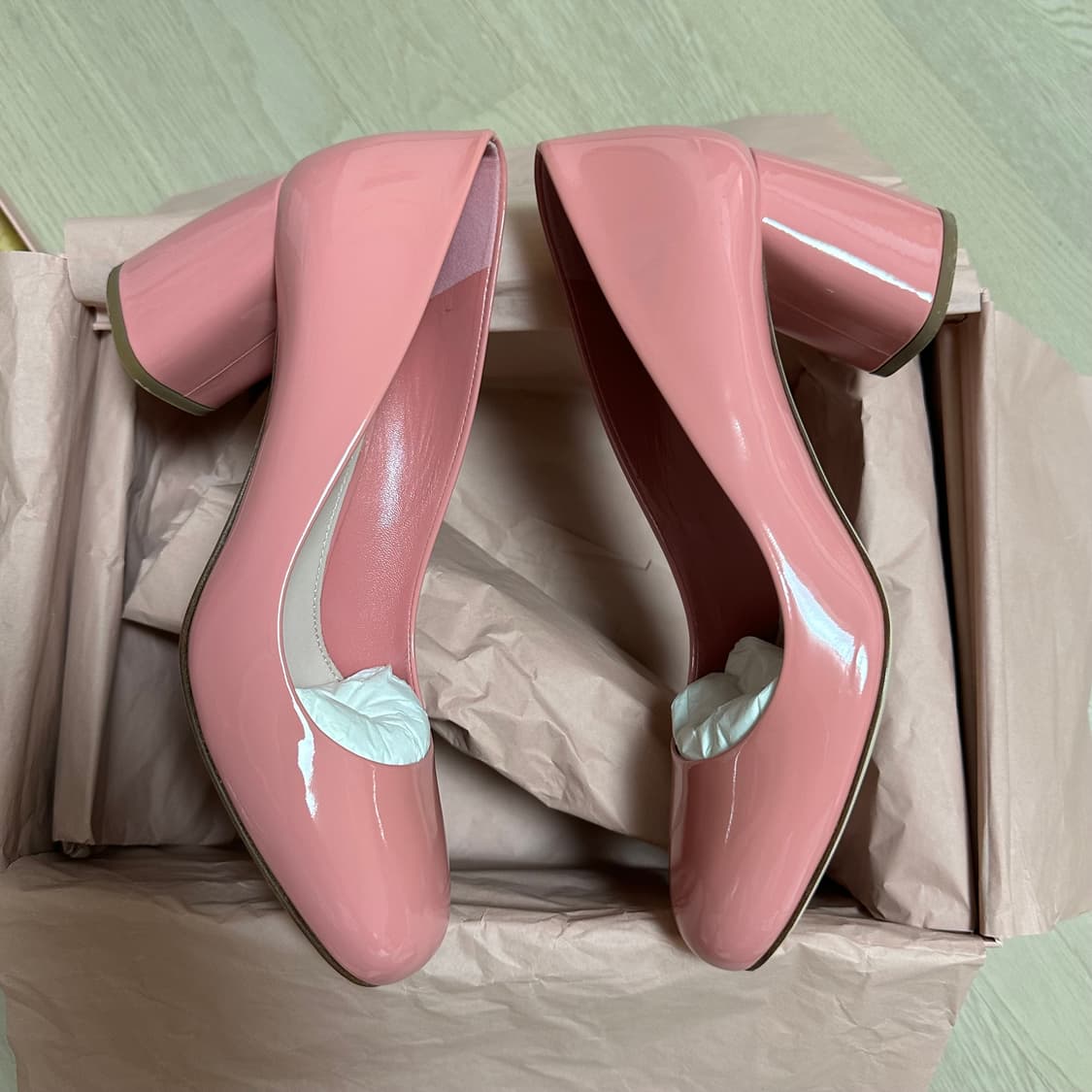 미우미우 딸기우유 핑크 페이던트 펌프스 36사이즈 상품이미지3