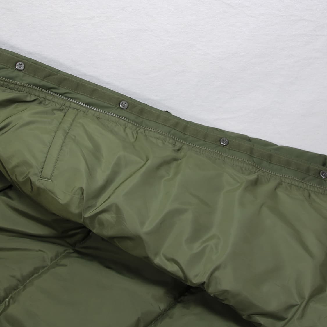 (착용컷) 리바이스 덕다운 롱 패딩 (남성용 100) 상품이미지8