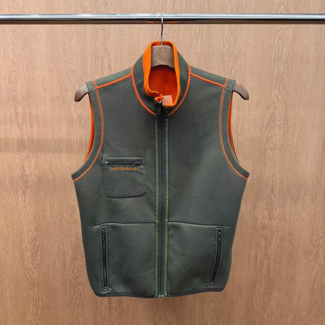 까스텔바작 스포츠 리버시블 플리스 베스트 로고 자수 디테일 오렌지 카키 상품이미지6