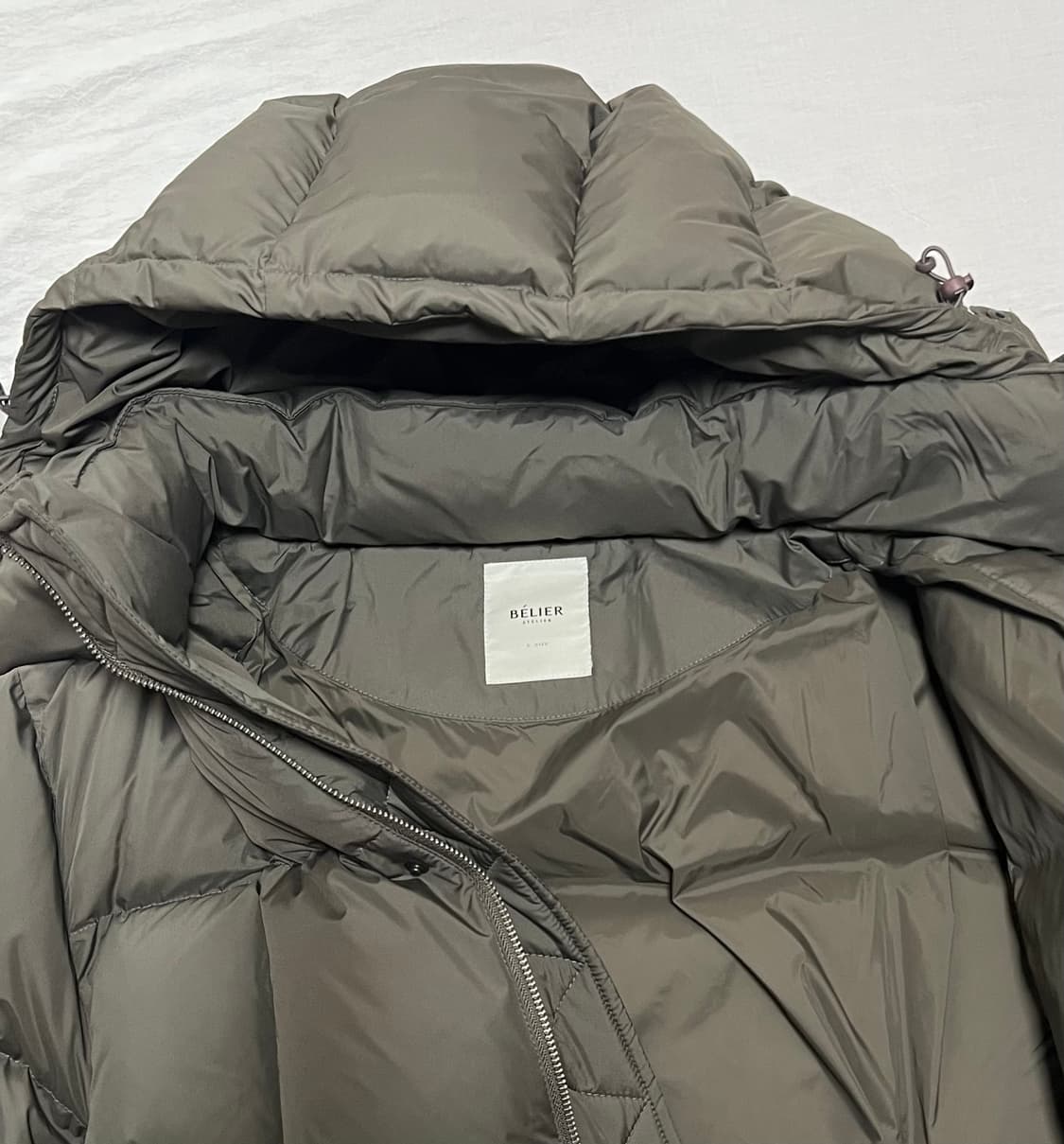 [새상품] S) 벨리에 크로스 라인 후디드 구스 다운 패딩 올리브 상품이미지7