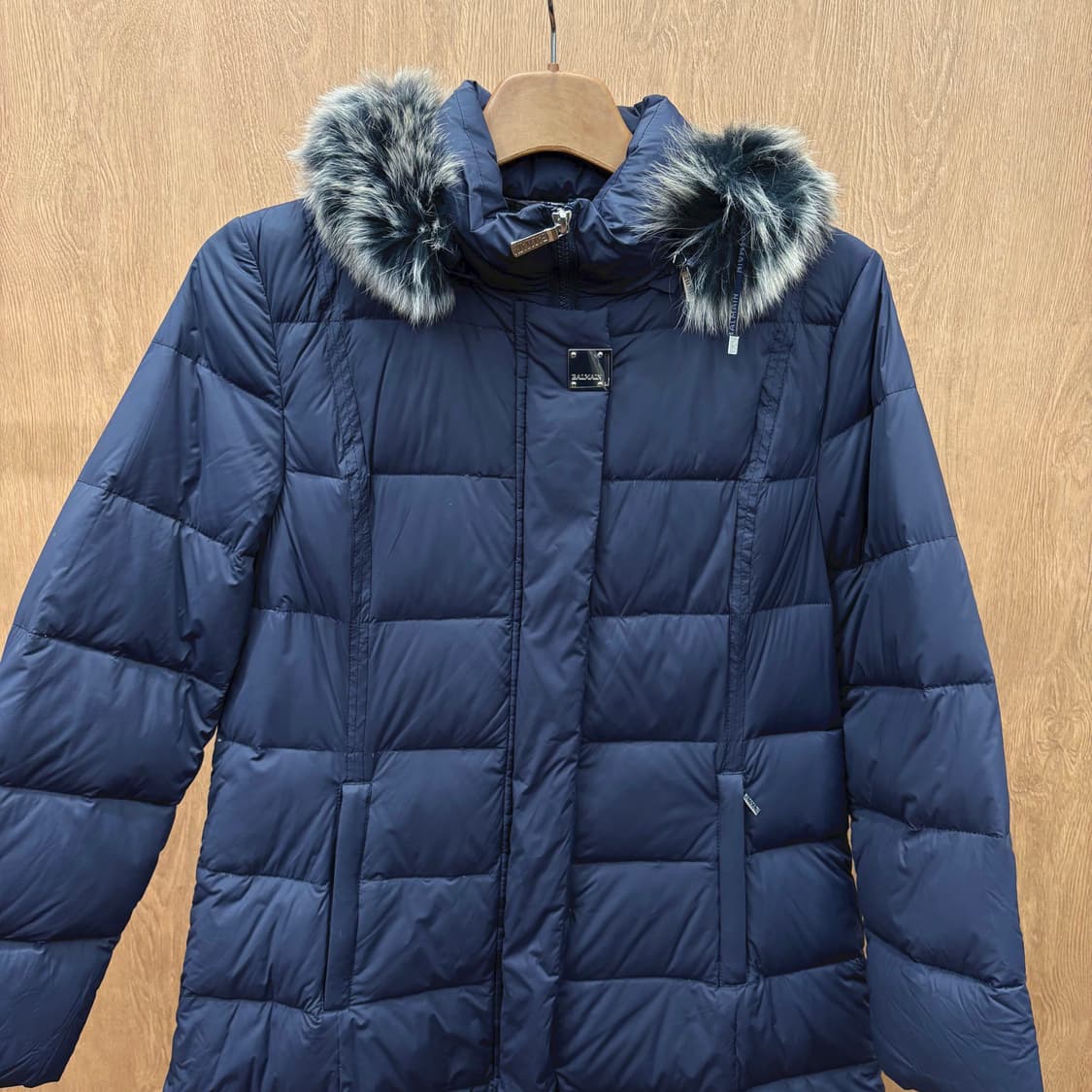 발망 후드 롱 패딩 퍼 트리밍 메탈 장식 로고 패턴 안감 디테일 네이비 상품이미지4