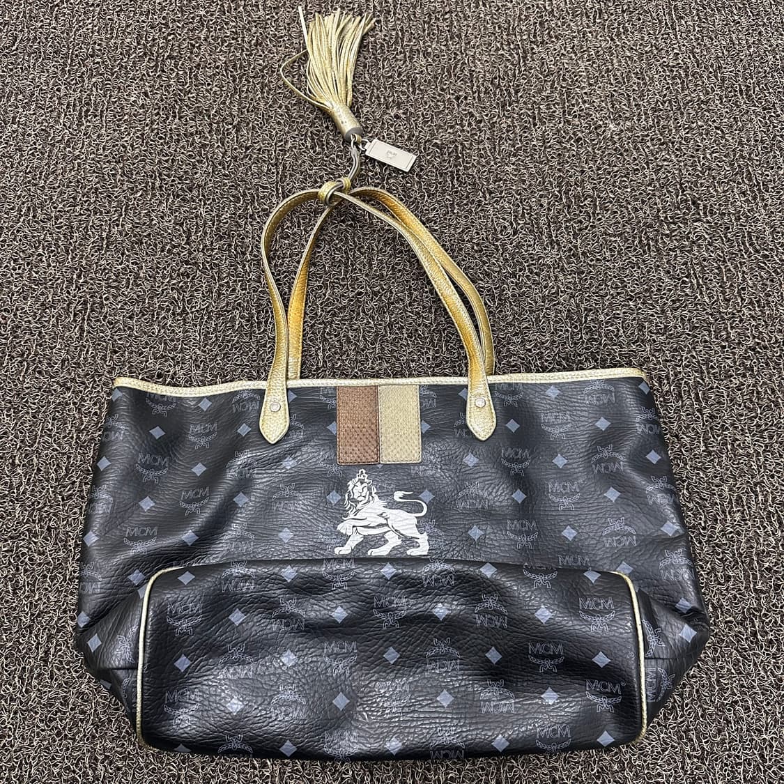 MCM 엠씨엠 라이언 비세토스 여성 토트백 상품이미지1