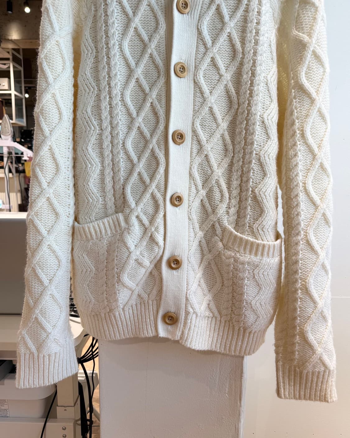 빔즈 하트 아이보리 케이블 니트 가디건  상품이미지5