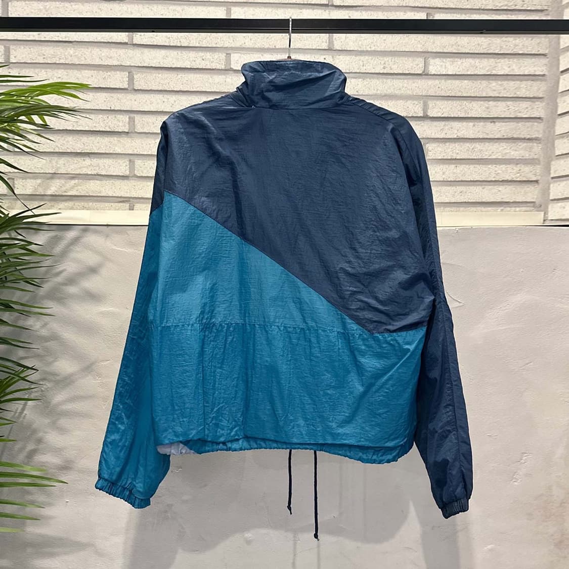 나이키 올드스쿨 후드 바람막이 배색 밑단 스트링 디테일 네이비 블루 상품이미지3