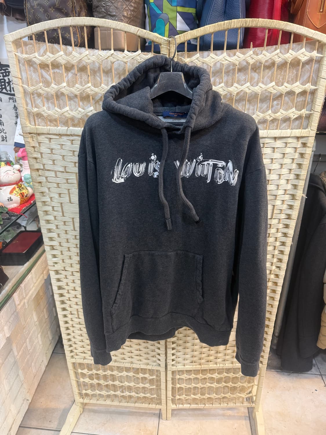 105/23fw 정품 루이비통 차콜 레터링로고 프린팅후드티 팝니다 상품이미지1