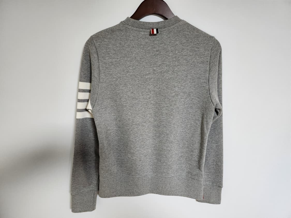 [0] 톰브라운 그레이 사선완장 맨투맨 MJT021H 상품이미지8