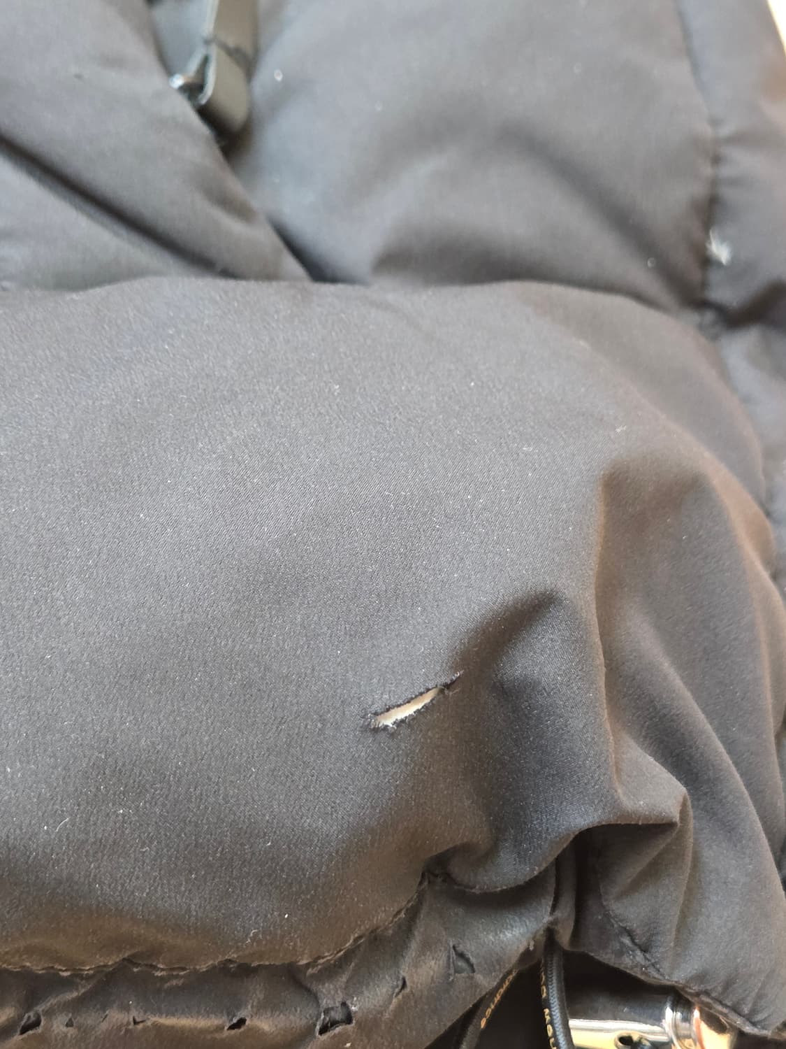 뉴발란스 블랙 패딩 사이즈는 100입니다. 충전재는 거위털이라서 엄청 따 상품이미지3