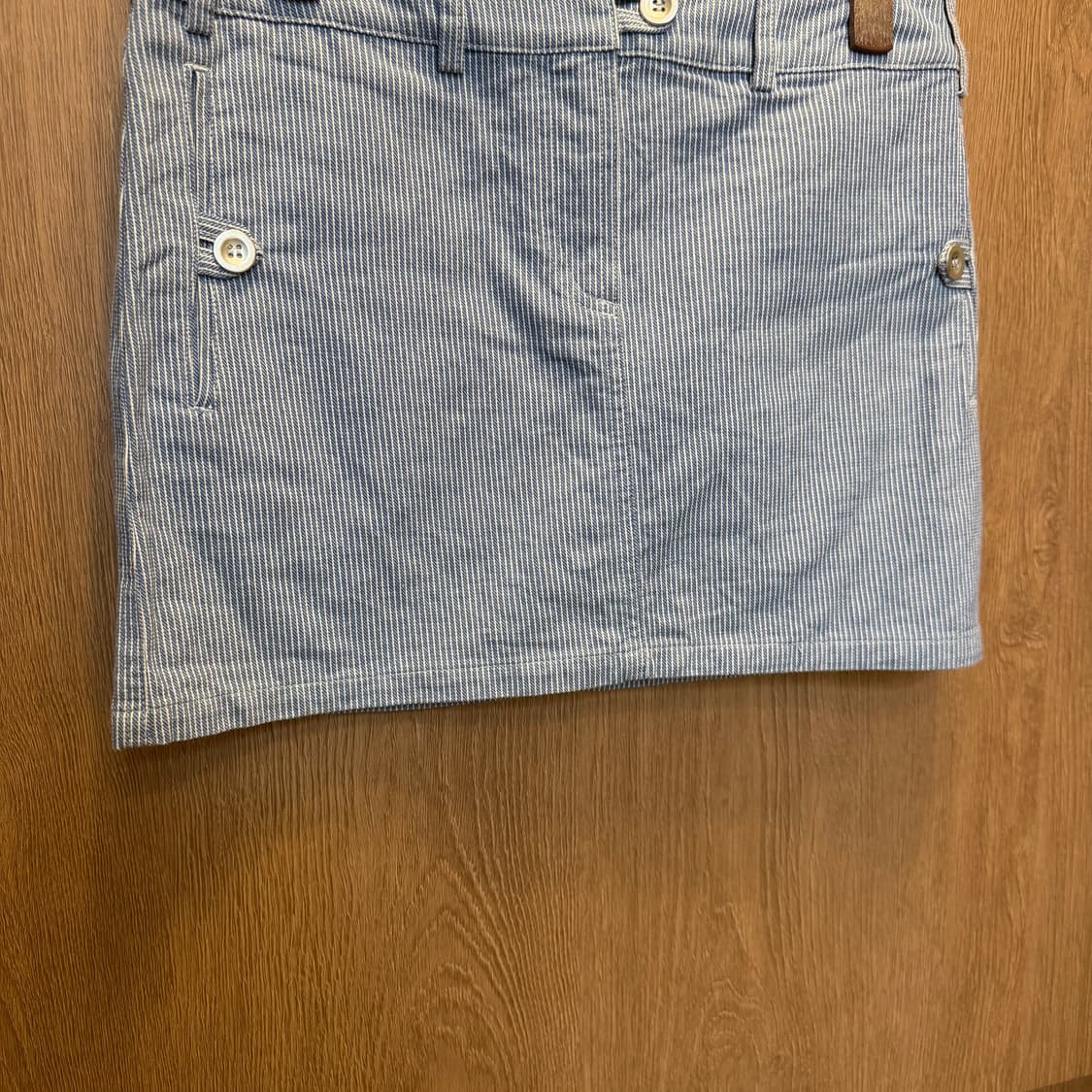 아페쎄 미니 스커트 히코리 스트라이프 패턴 버튼 포켓 디테일 블루 상품이미지4
