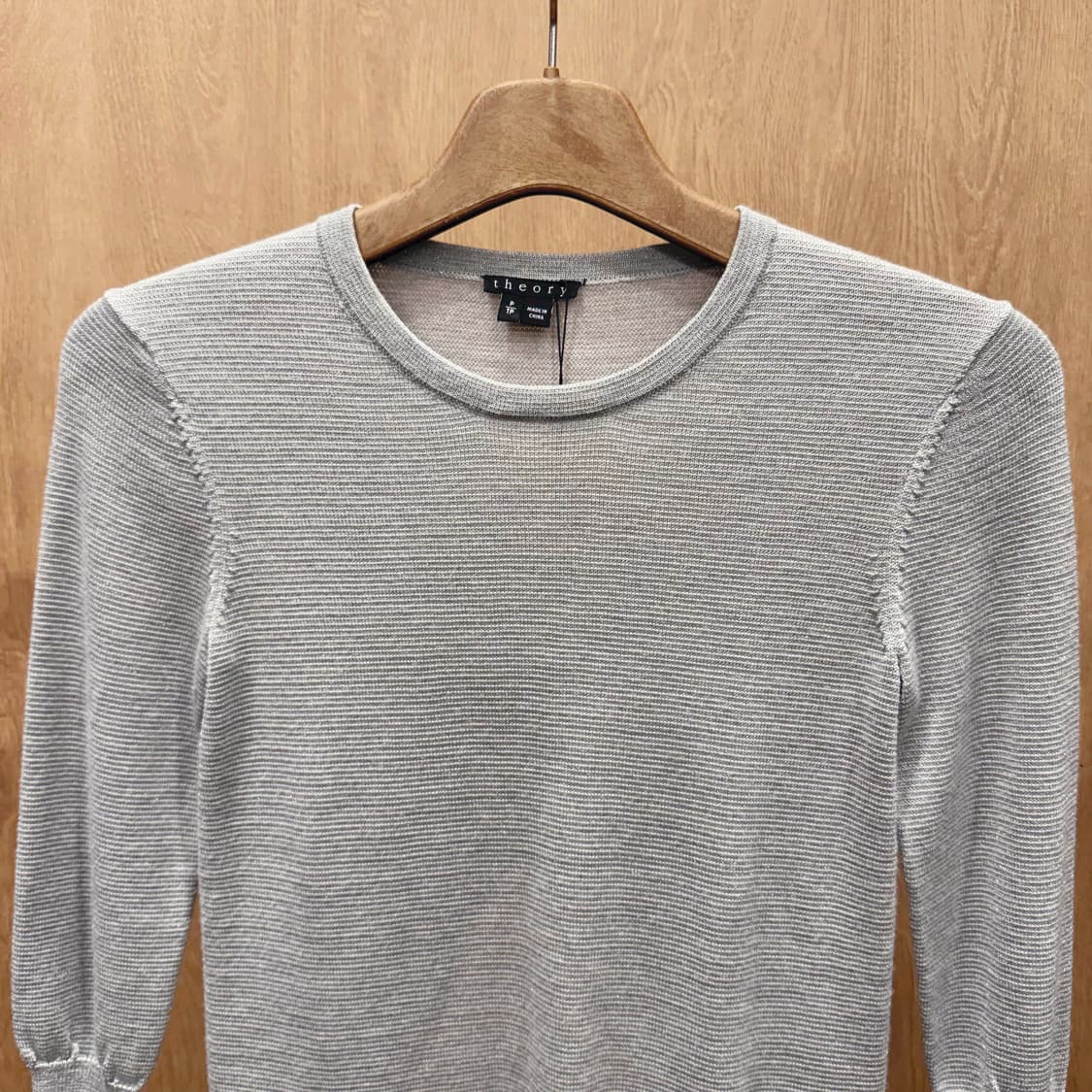 띠어리 라운드넥 니트 7부 소매 티셔츠 백슬릿 디테일 그레이 상품이미지4