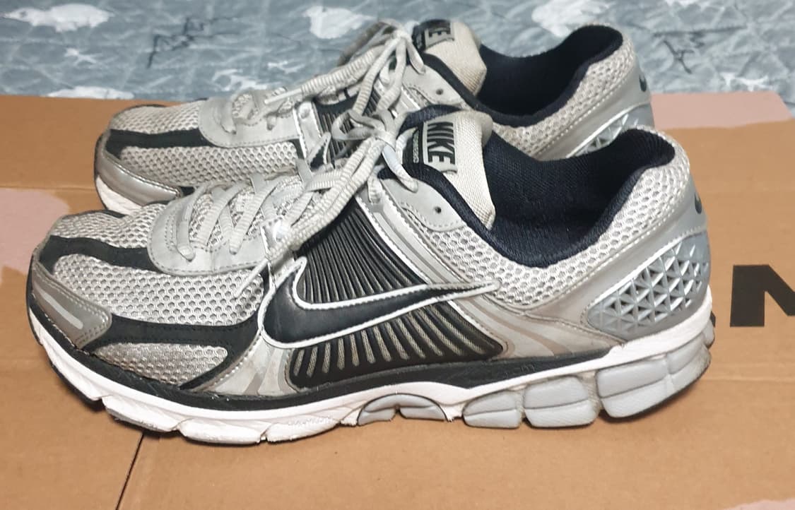 나이키 줌보메로5 메탈릭실버 블랙 (300) 상품이미지3