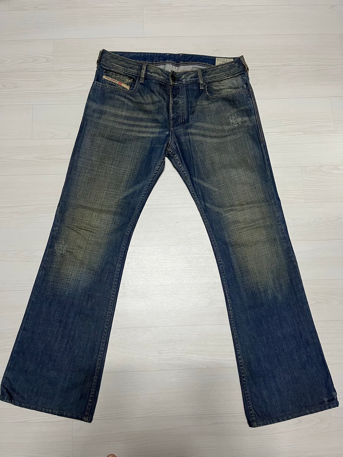 디젤 자탄 데님 부츠컷 팬츠 판매합니다. 상품이미지1