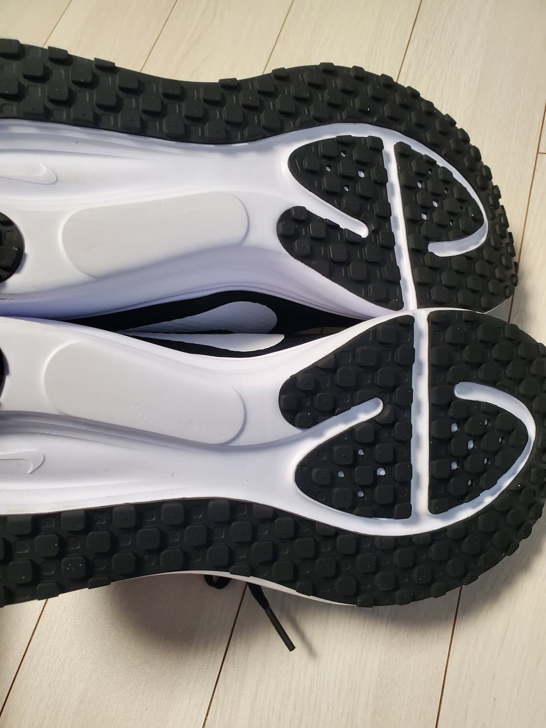 새상품급)나이키 러닝화 레볼루션 8 운동화 사이즈270

여러 중고사이트 상품이미지9