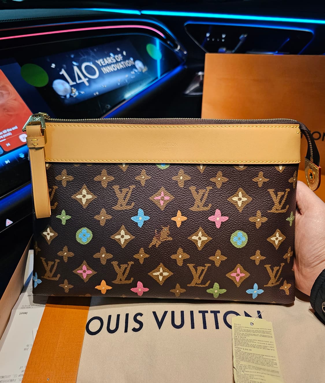 루이비통 타일러x퍼렐 강아지 초콜렛 포쉐트 클러치백 (새상품) 상품이미지1