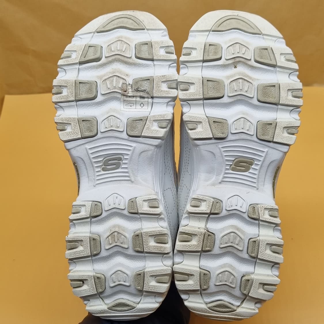 스케쳐스 딜라이트 화이트 여성운동화235. 상품이미지3