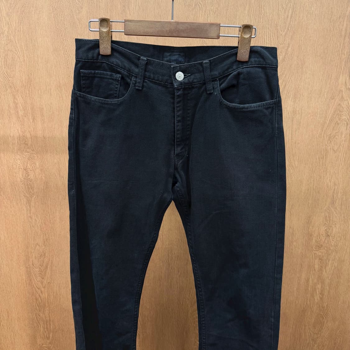 빔즈 데님 팬츠 후면 더블 포켓 실버 버튼 디테일 스트레이트 핏 블랙 상품이미지4