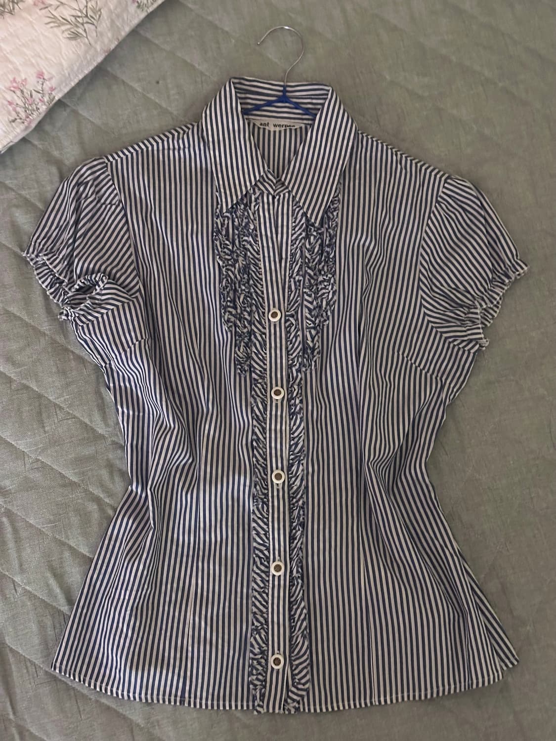 블루 스트라이프 프릴 블라우스 긱시크 프레피 상품이미지1