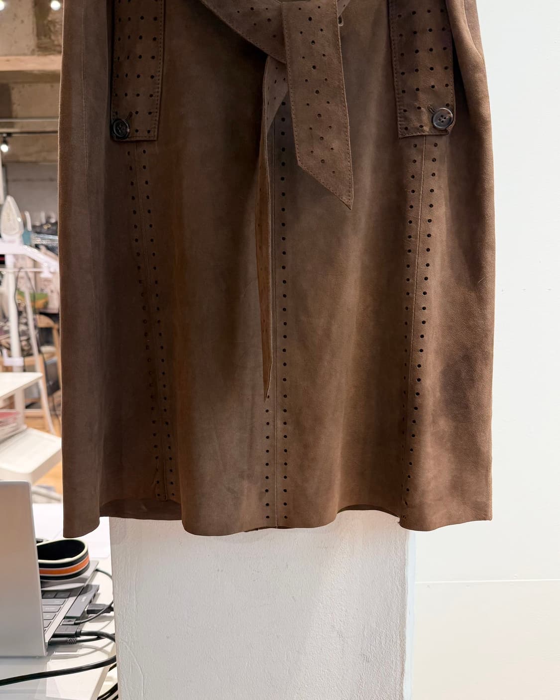 띠어리 브라운 고우트 스킨 벨티드 미디스커트 상품이미지4