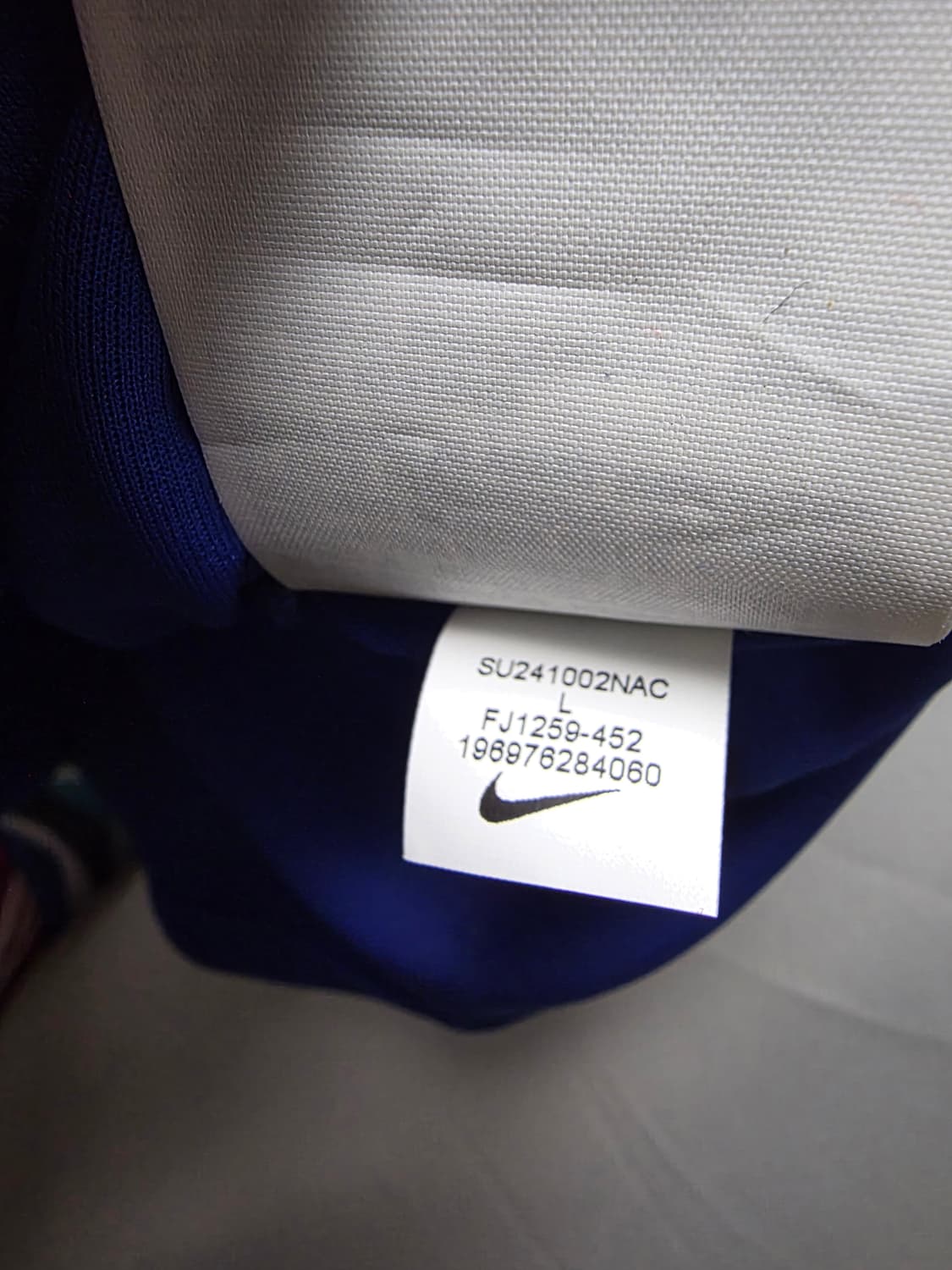 택24-26 나이키프랑스 국대 음바페 10번 마킹 유니폼 L 하자있음 상품이미지4