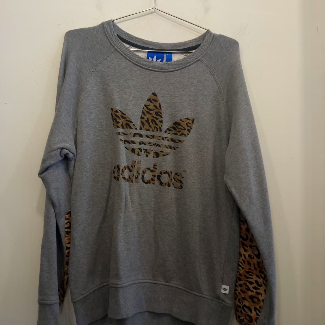 아디다스 스트릿 레오파드 로고 맨투맨 상품이미지2