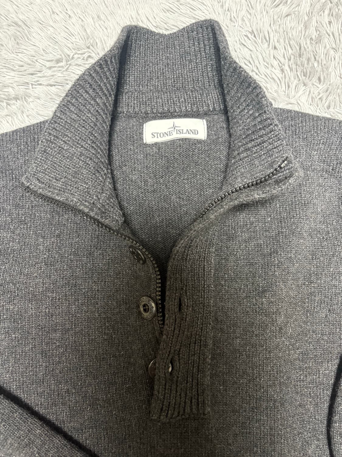 [새상품급] 스톤아일랜드 버튼 반집업 니트 상품이미지3