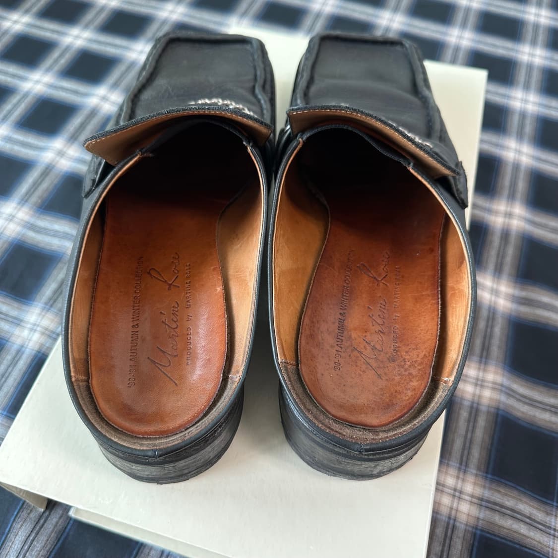 마틴로즈 체인 장식 레더 뮬 슬리퍼 블랙  상품이미지3