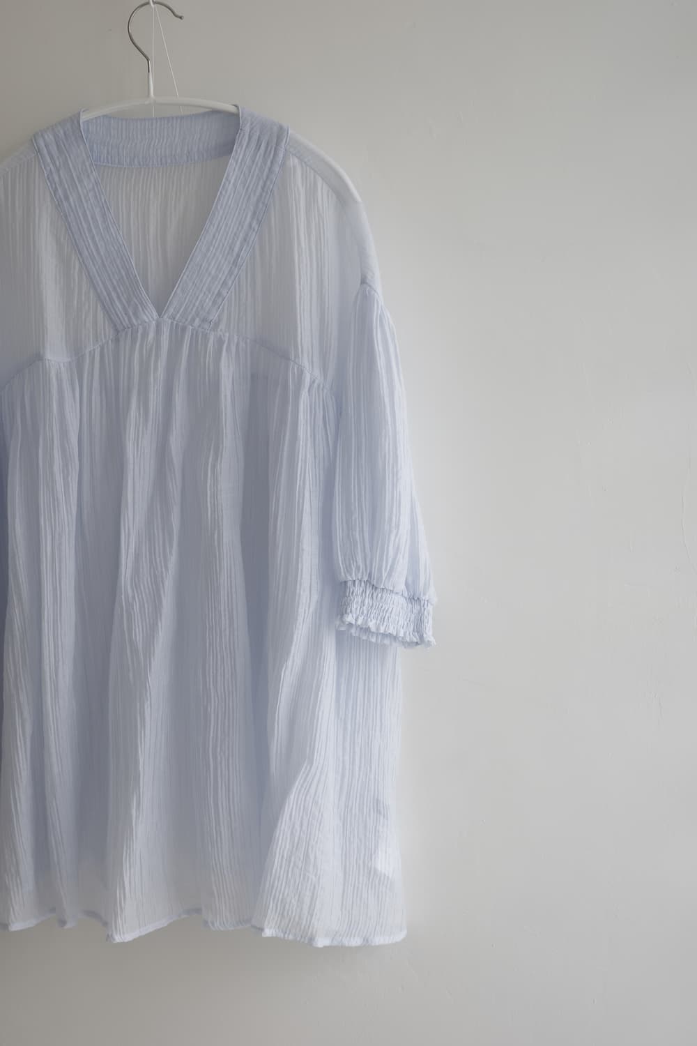  RIRIEL 하늘색 브이넥 블라우스 상품이미지2