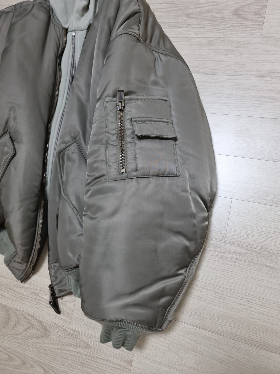 발렌시아가 파리스 올인 봄버 베이지 3 상품이미지9