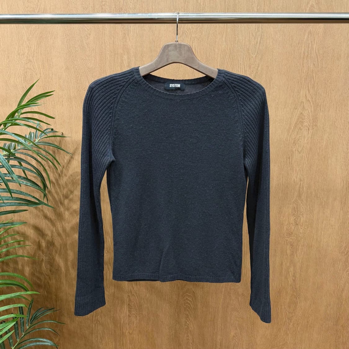 시스템 라운드넥 슬림핏 긴팔 울 니트 심플 솔리드 립 슬리브 디테일 차콜 상품이미지1