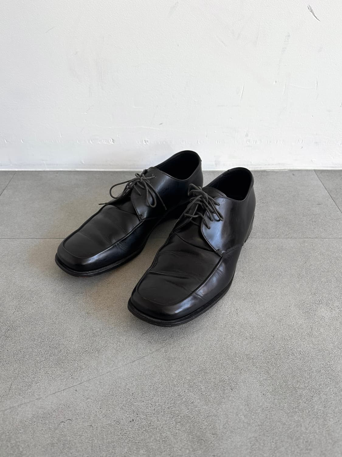 프라다 스퀘어토 블랙 레더 더비슈즈 상품이미지1