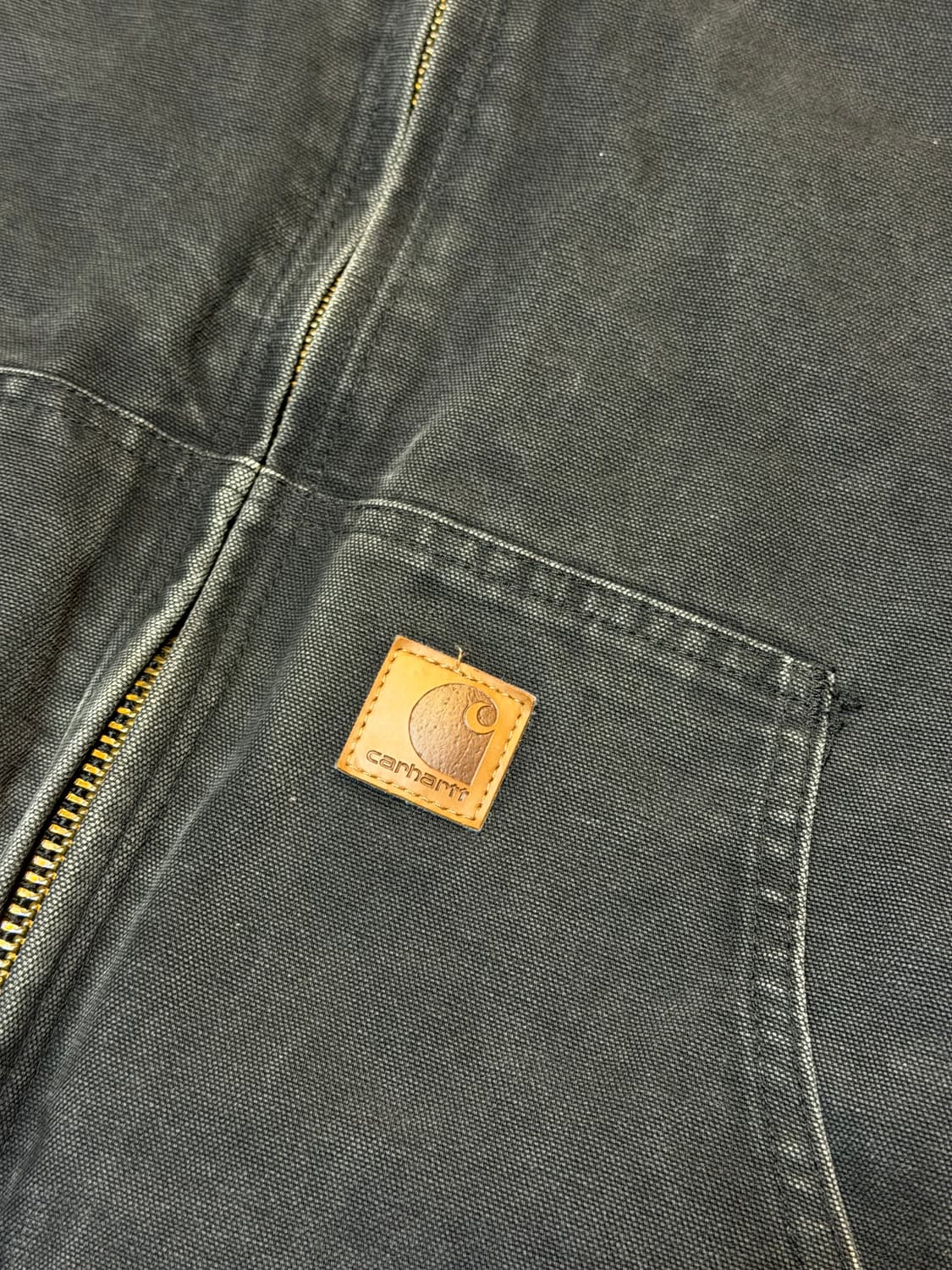 칼하트 J130 액티브 후드 가죽탭 워크자켓 BLK 상품이미지2