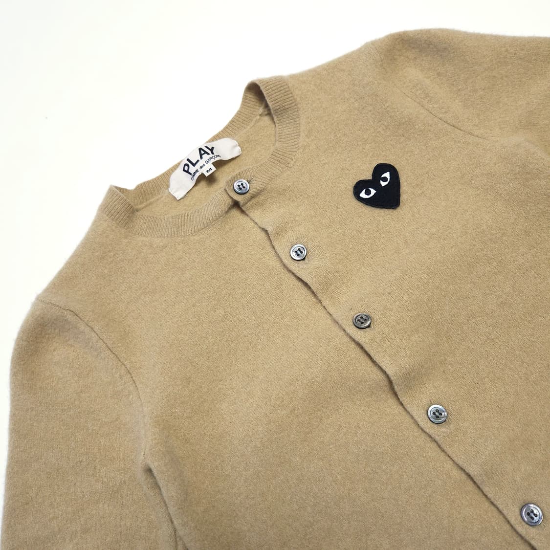 꼼데가르송 우먼 블랙 와펜 라운드넥 가디건 베이지 상품이미지3