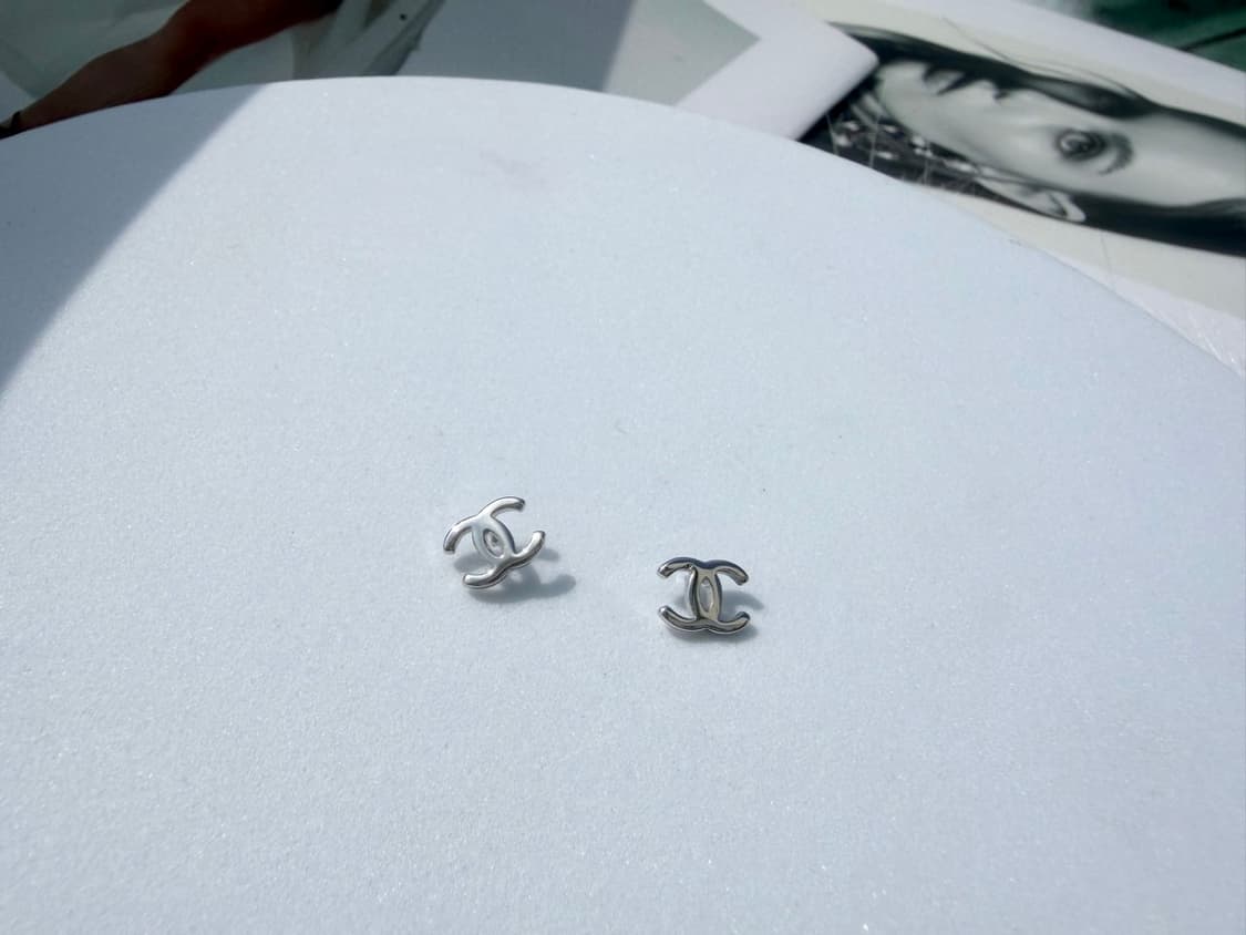 샤넬 미니 로고 이어링 실버 상품이미지3