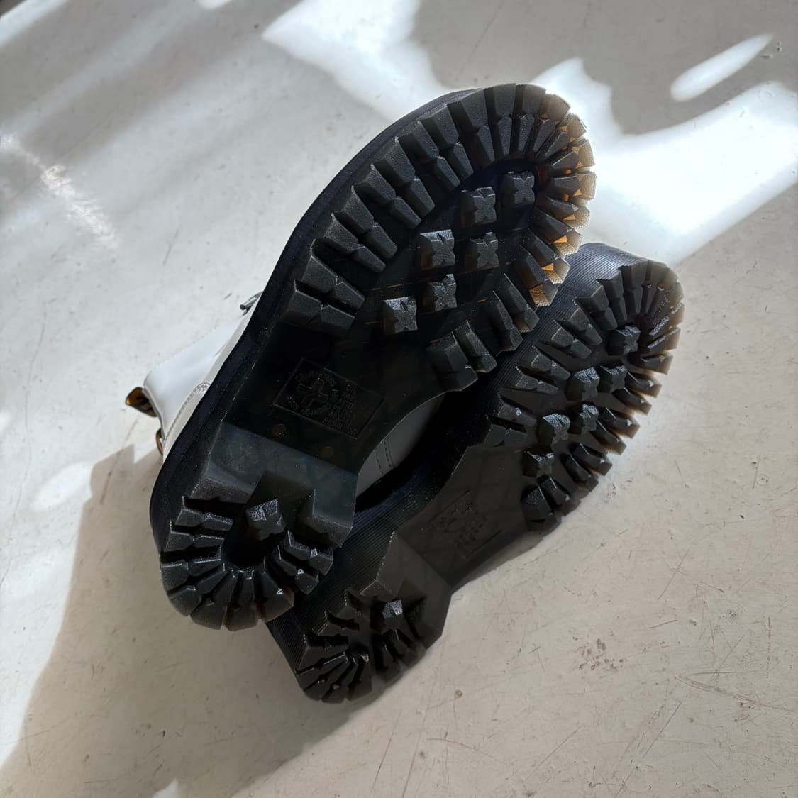 닥터마틴 제이든 폴리시드 스무스 8홀 부츠 상품이미지9