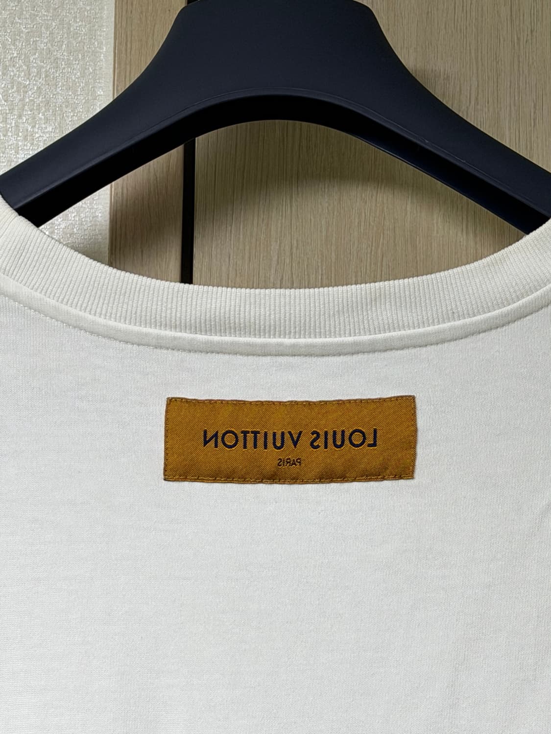 루이비통 펜던트 자수로고 LV 엠브로이드 반팔 티셔츠 상품이미지6