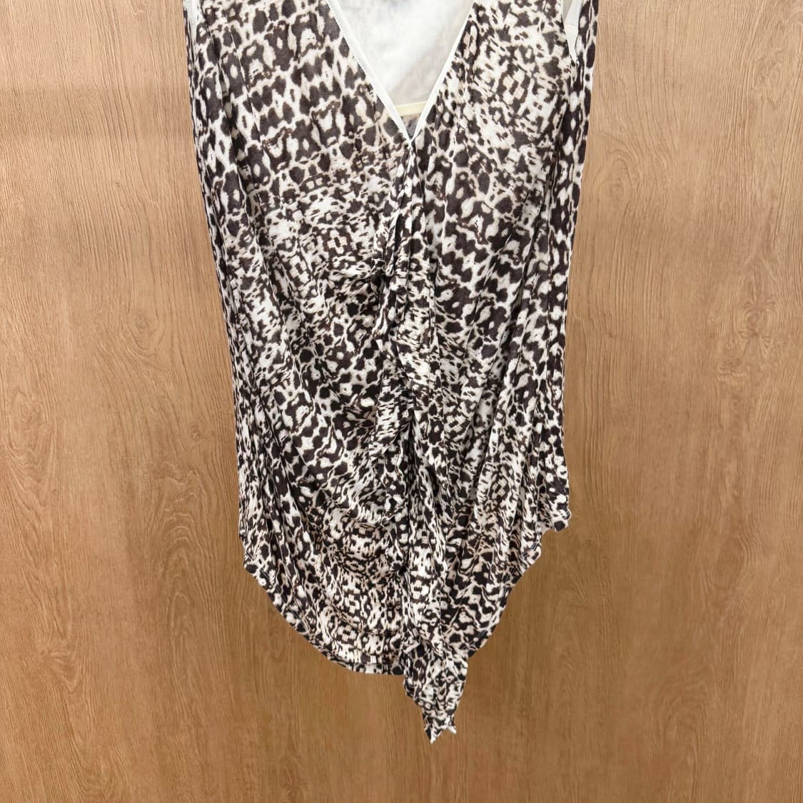 막스마라 슬리브리스 블라우스 호피 패턴 프릴 브이넥 로우하이 헴 디테일 상품이미지5