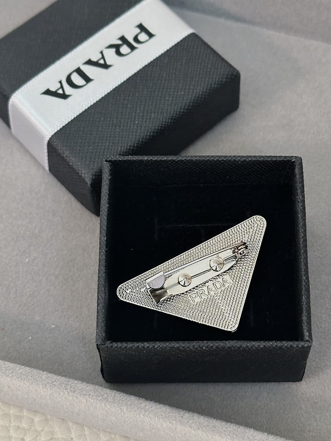 프라다 빈티지 메탈 브로치 상품이미지3