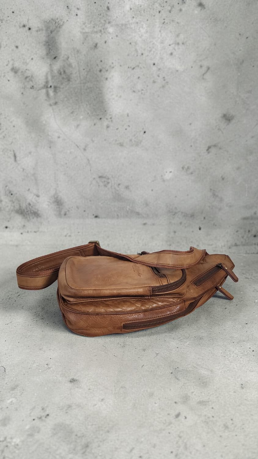 Tough Worker 가죽 슬링백 브라운 상품이미지3