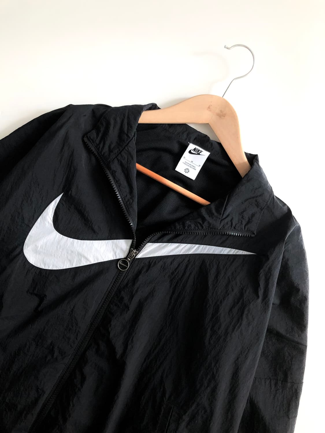 Nike 나이키 미드 스우시 블랙 컬러 우븐 바람막이 자켓 상품이미지4