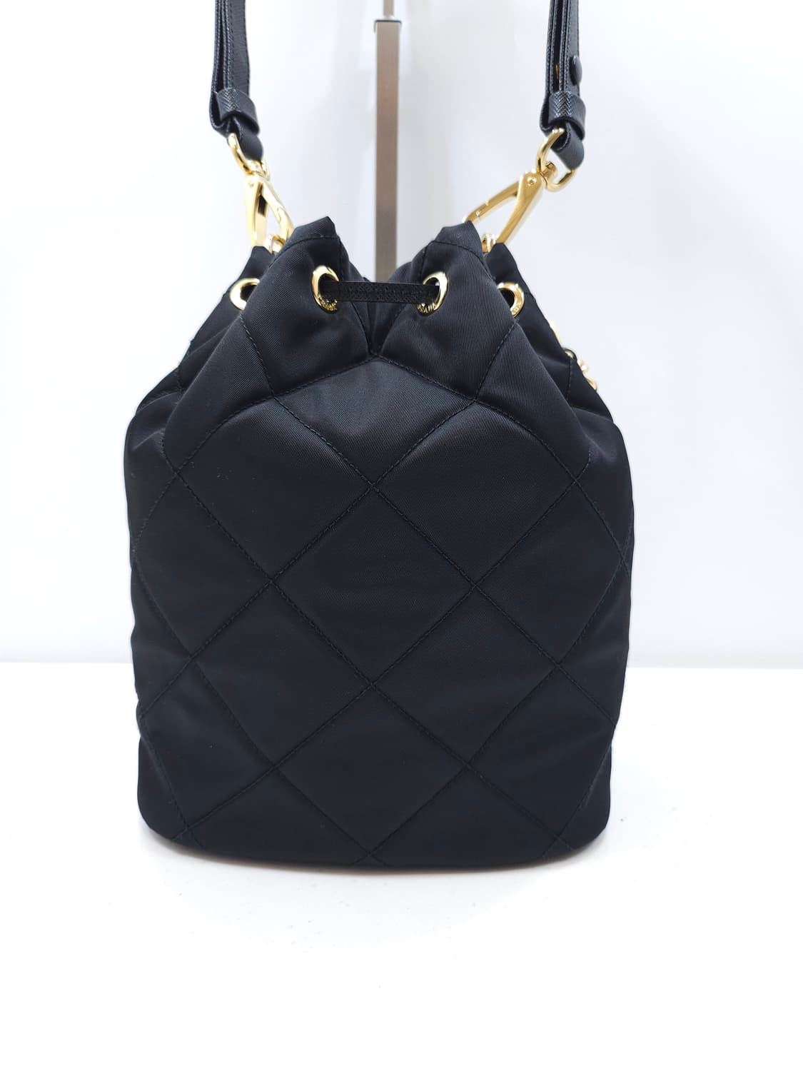 프라다 리에디션 1995 리나일론 체인 퀼팅 버킷백 상품이미지2
