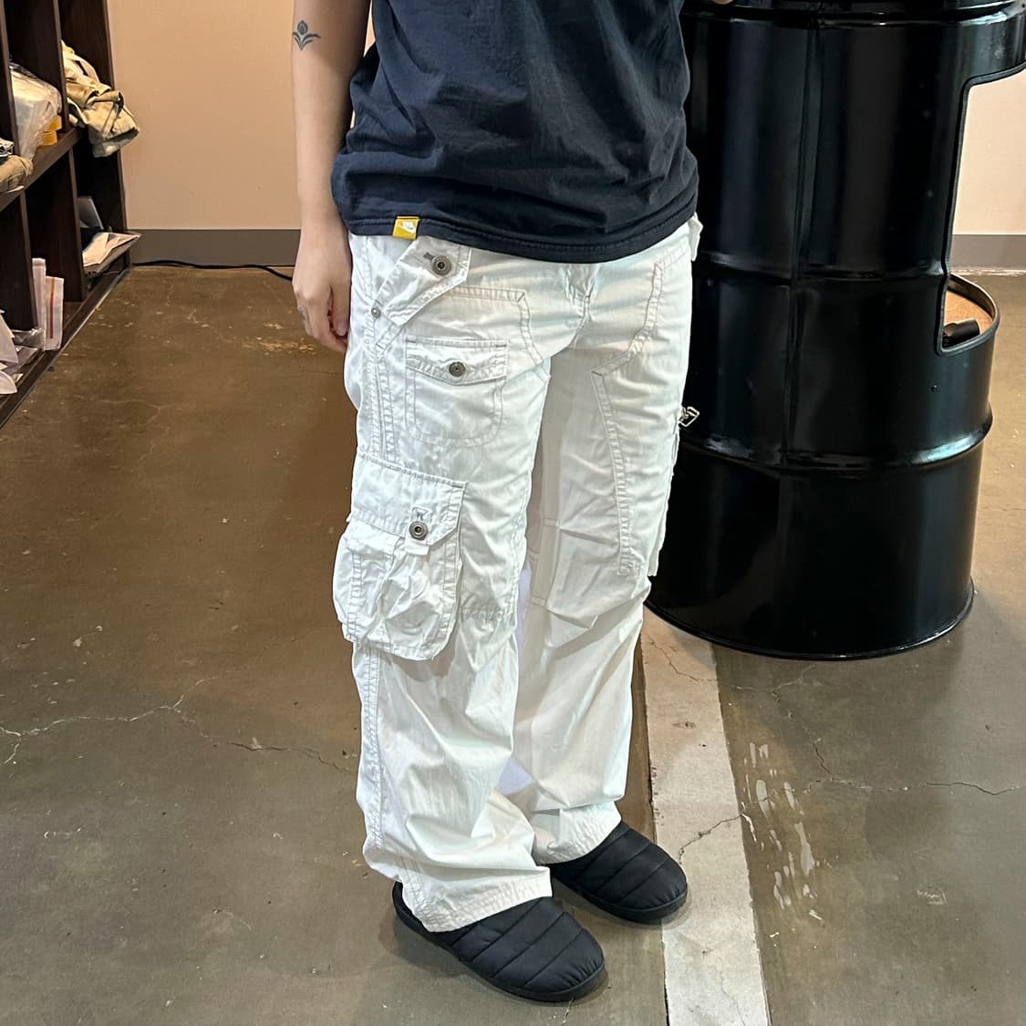 화이트 디테일 카고팬츠 상품이미지7