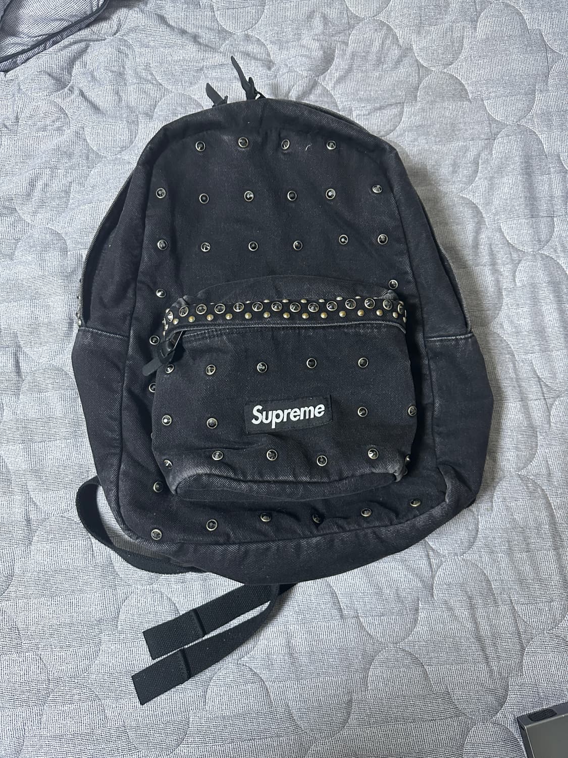 슈프림 x B.B. 사이먼 데님 백팩 블랙 - 25SS 상품이미지1